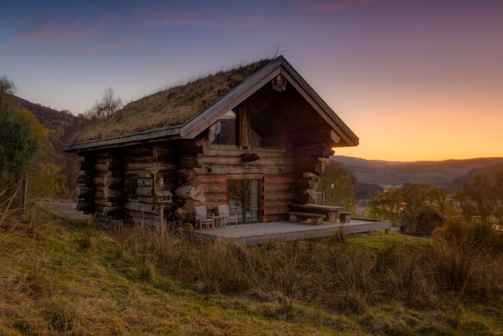 Eagle Brae Cabin exterior with Highland view at dusk